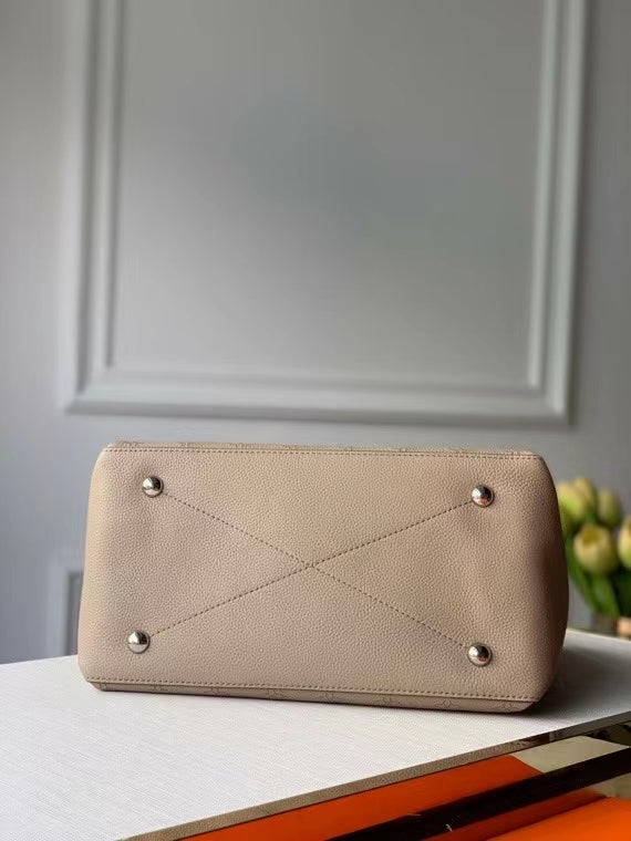 Louis Vuitton Beaubourg Hobo MM Bag
