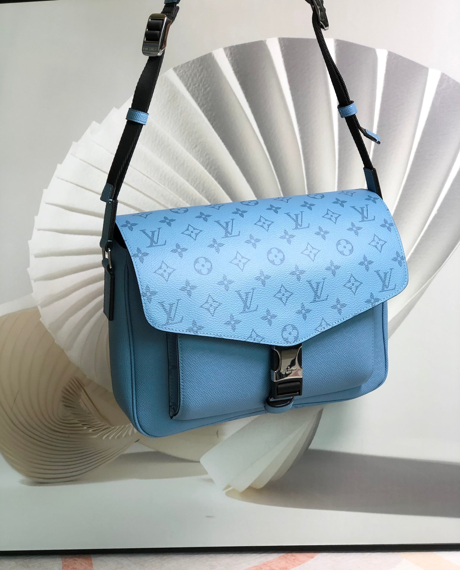 Louis Vuitton Messengerama Bag