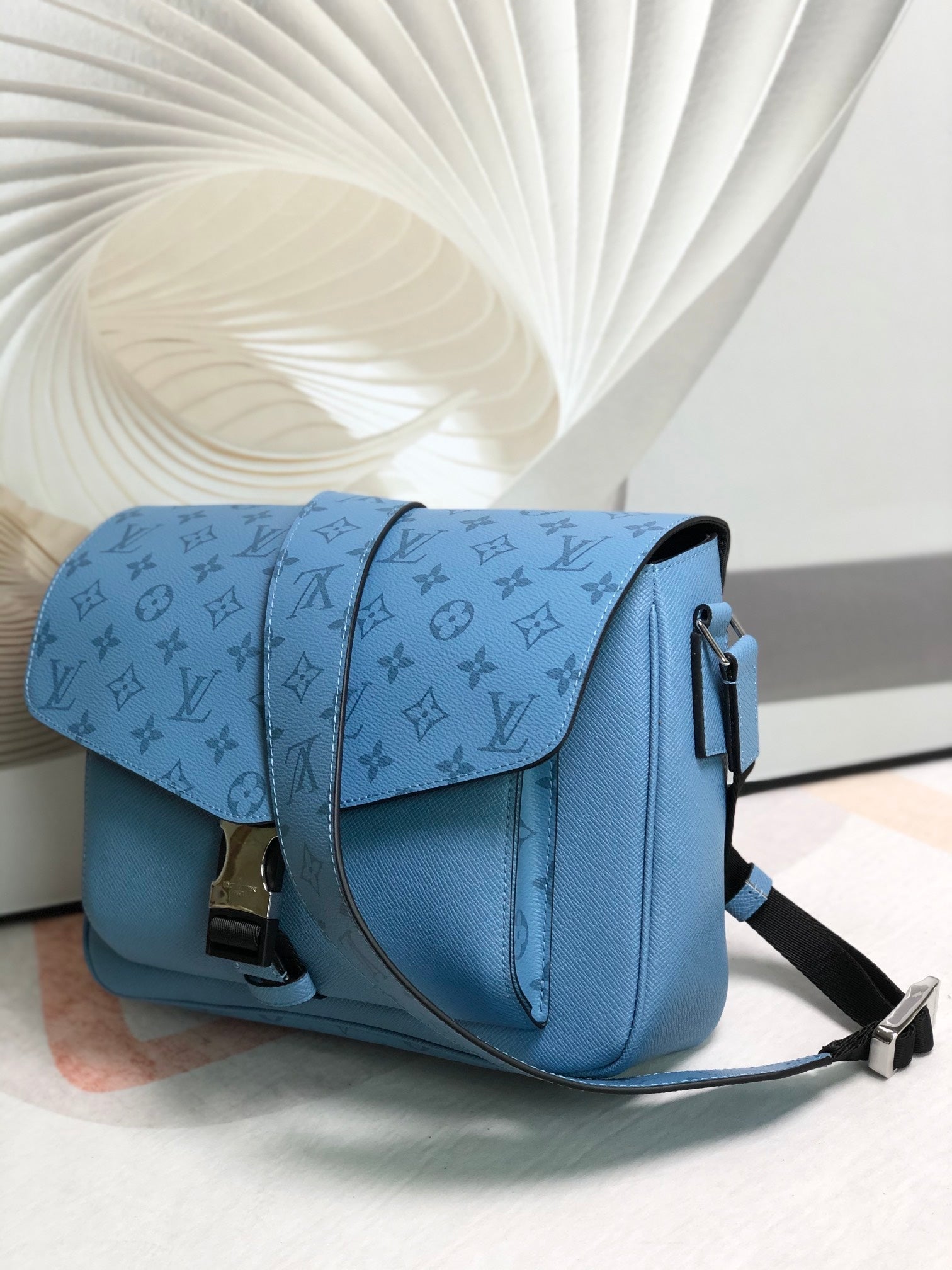 Louis Vuitton Messengerama Bag
