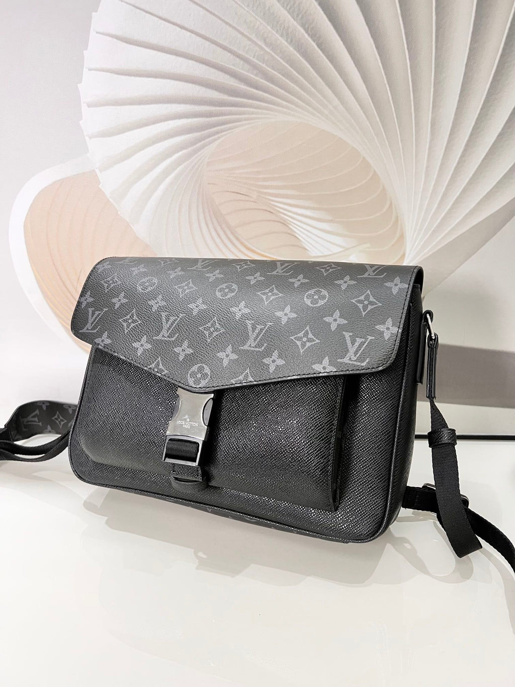 Louis Vuitton Messengerama Bag
