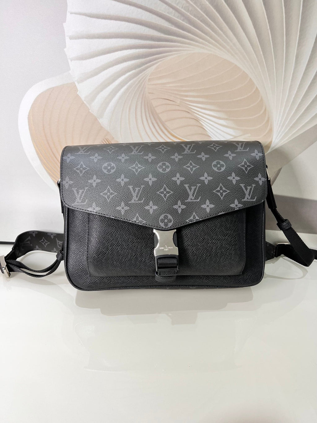 Louis Vuitton Messengerama Bag