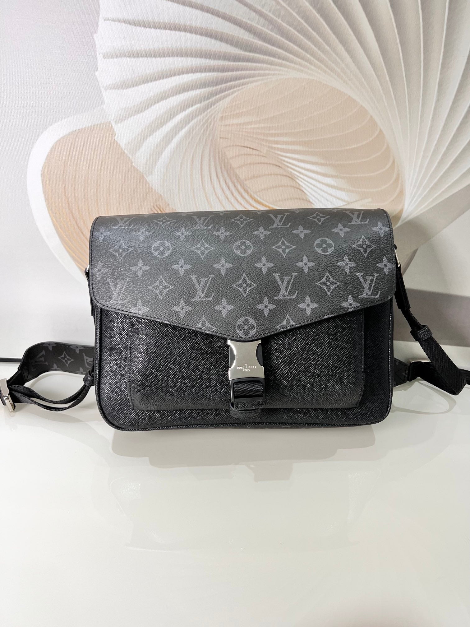 Louis Vuitton Messengerama Bag