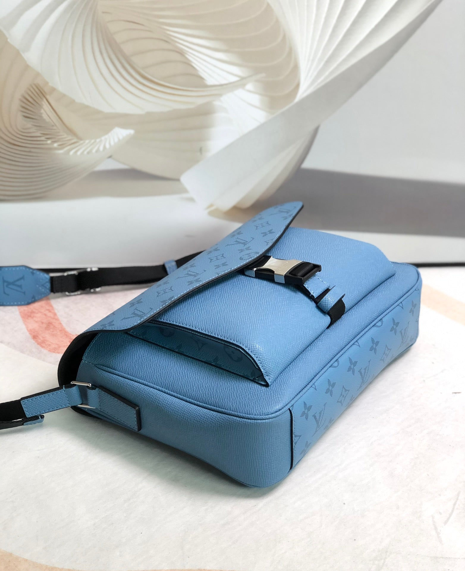 Louis Vuitton Messengerama Bag