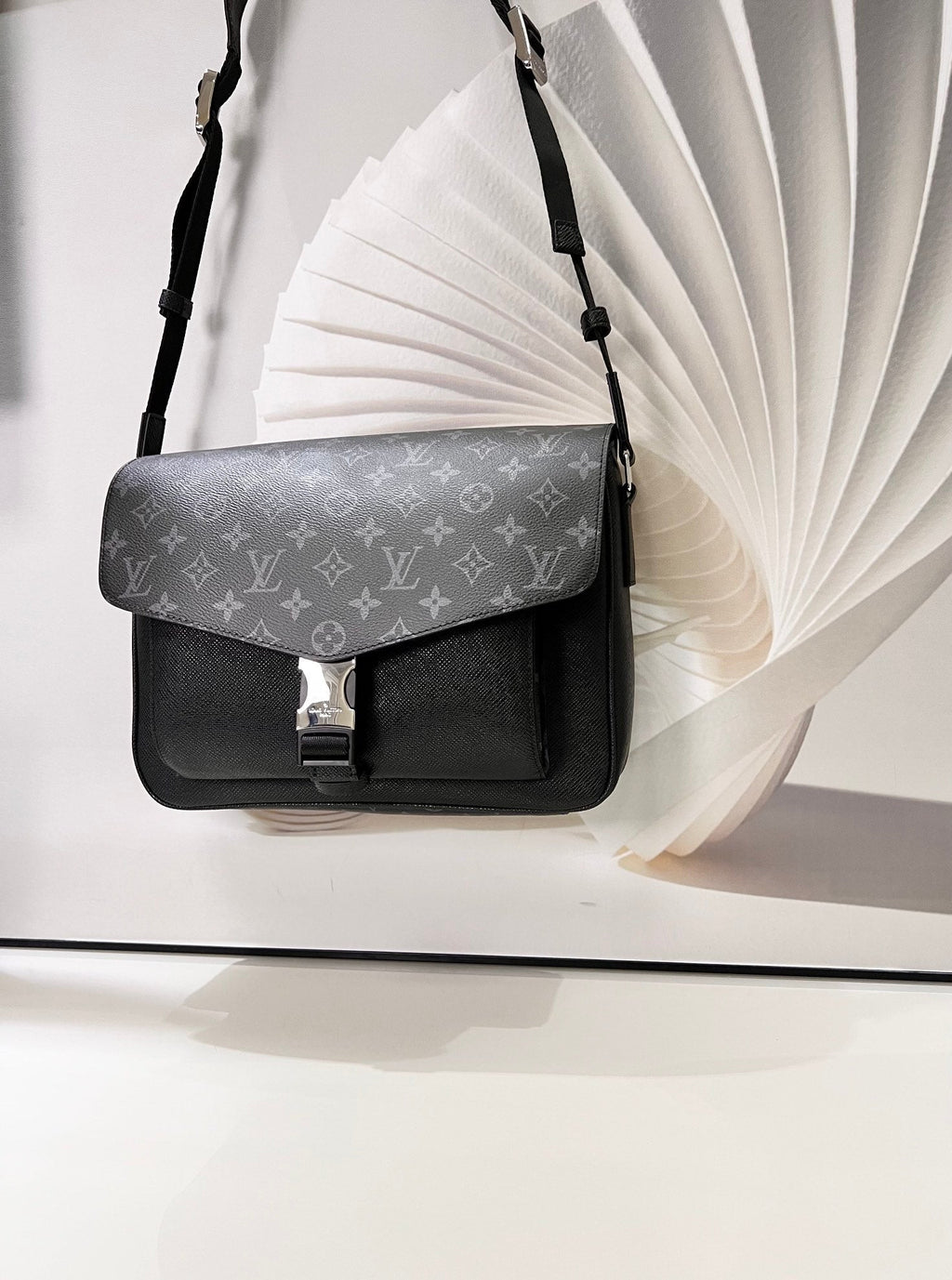 Louis Vuitton Messengerama Bag