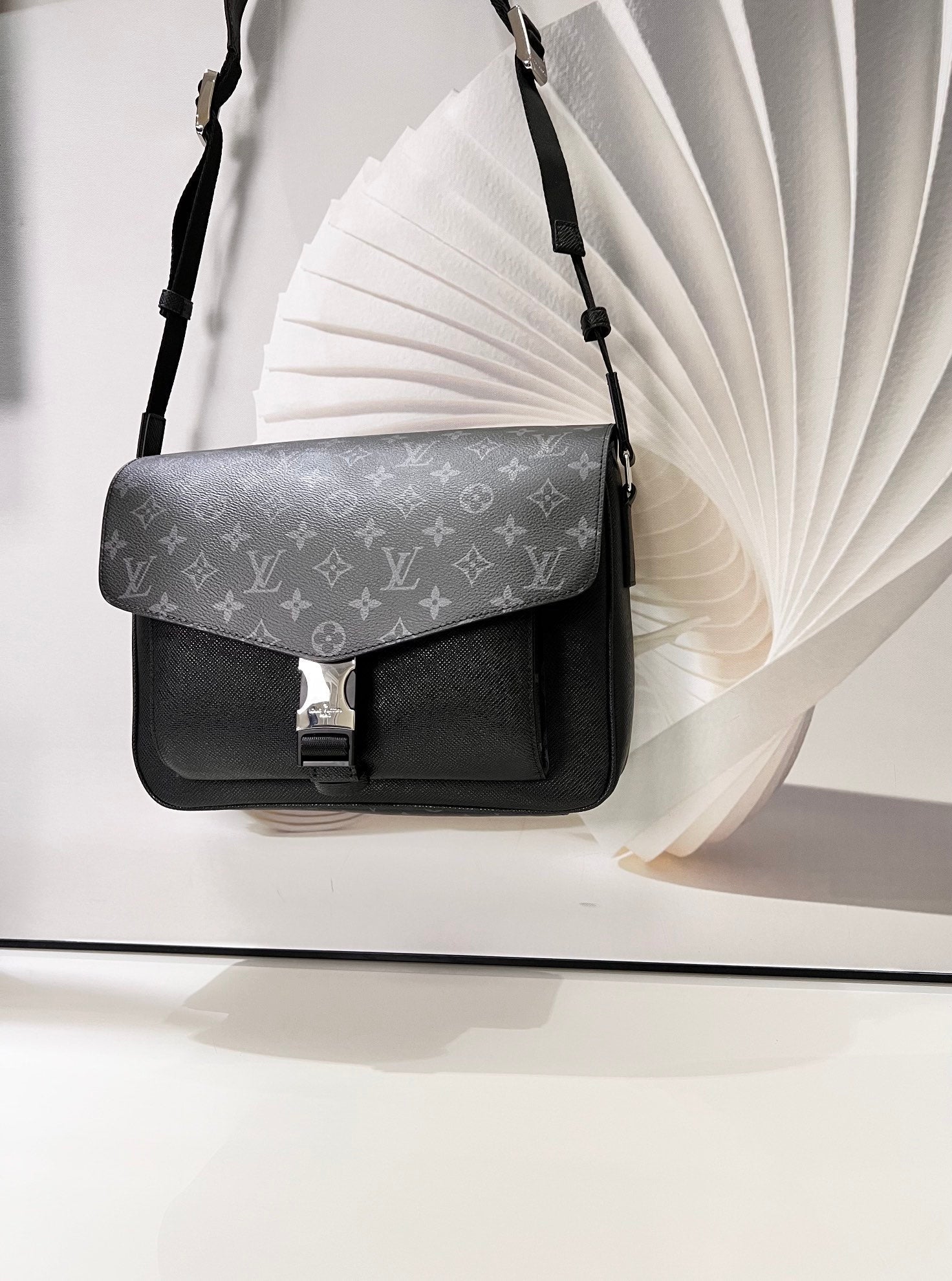 Louis Vuitton Messengerama Bag