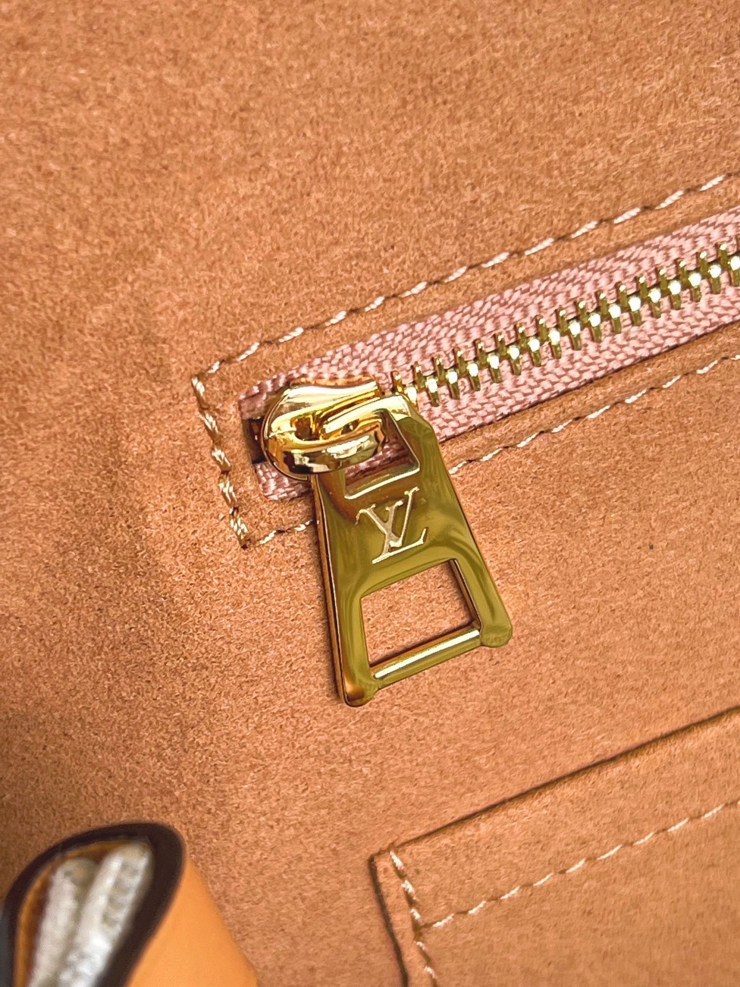 Louis Vuitton OnTheGo MM Bag
