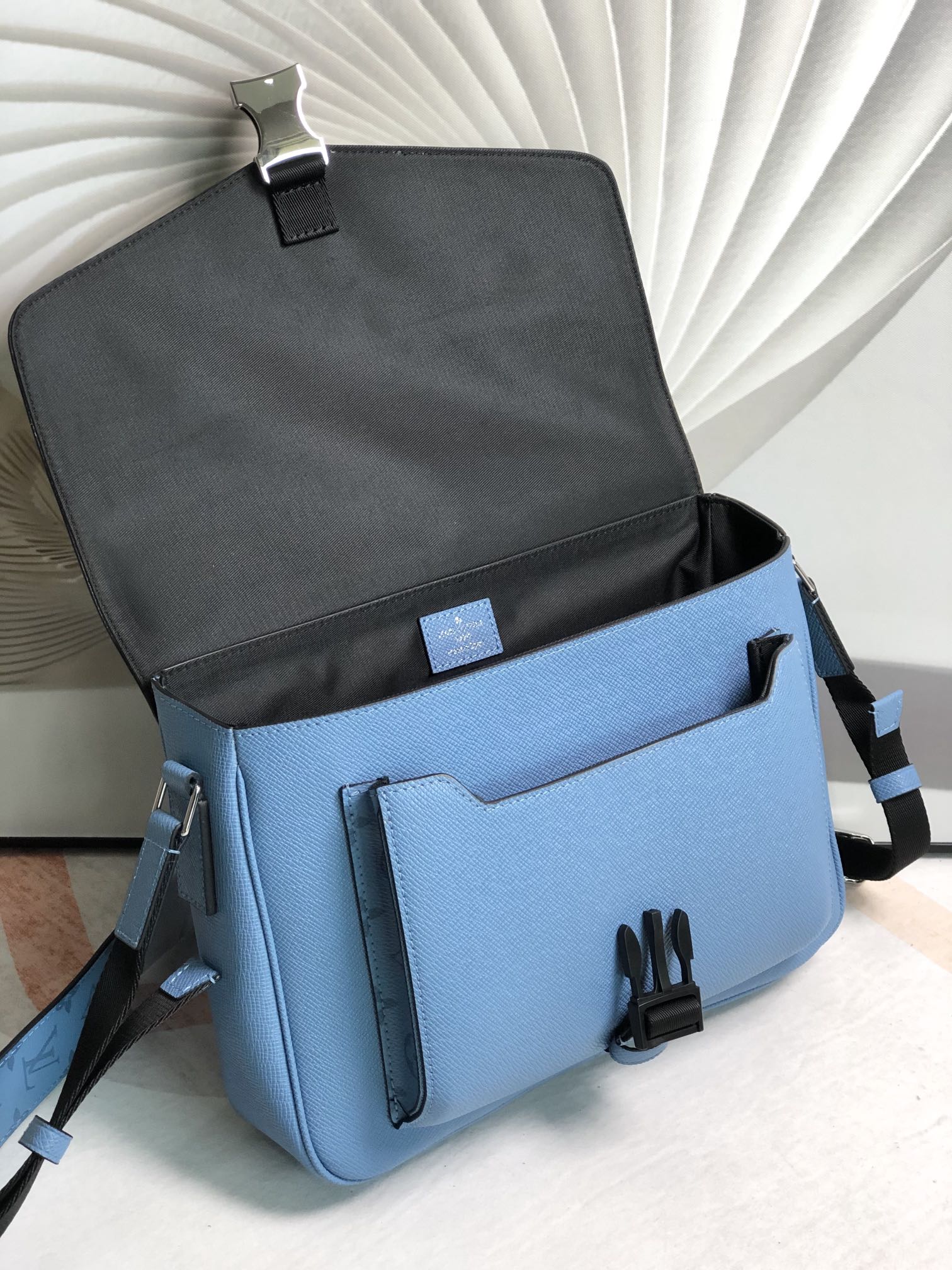 Louis Vuitton Messengerama Bag