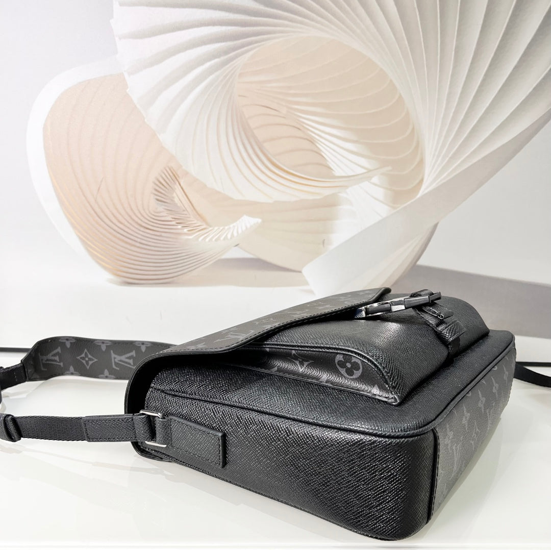 Louis Vuitton Messengerama Bag