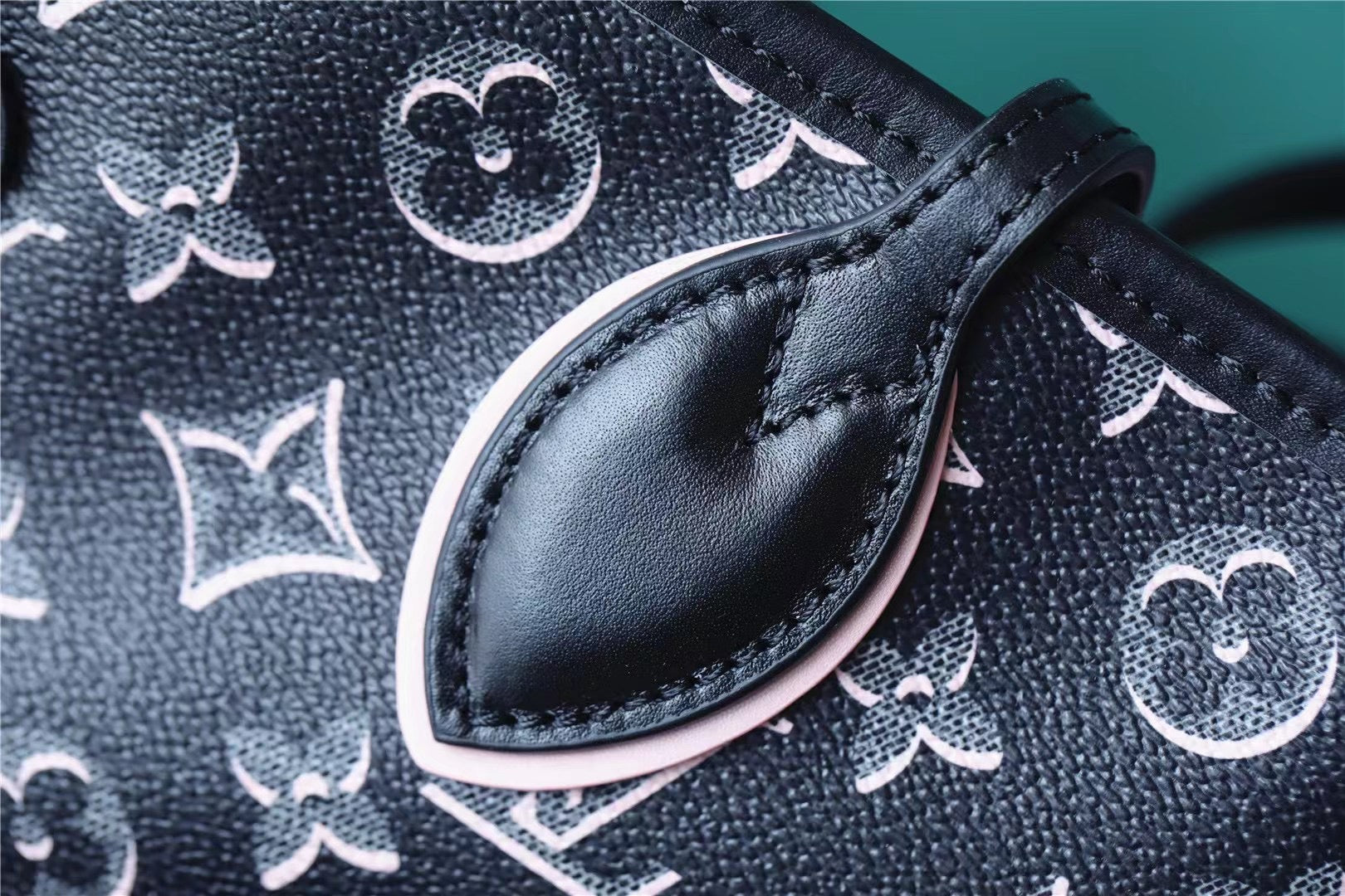 Louis Vuitton Neverfull MM Tote Bag