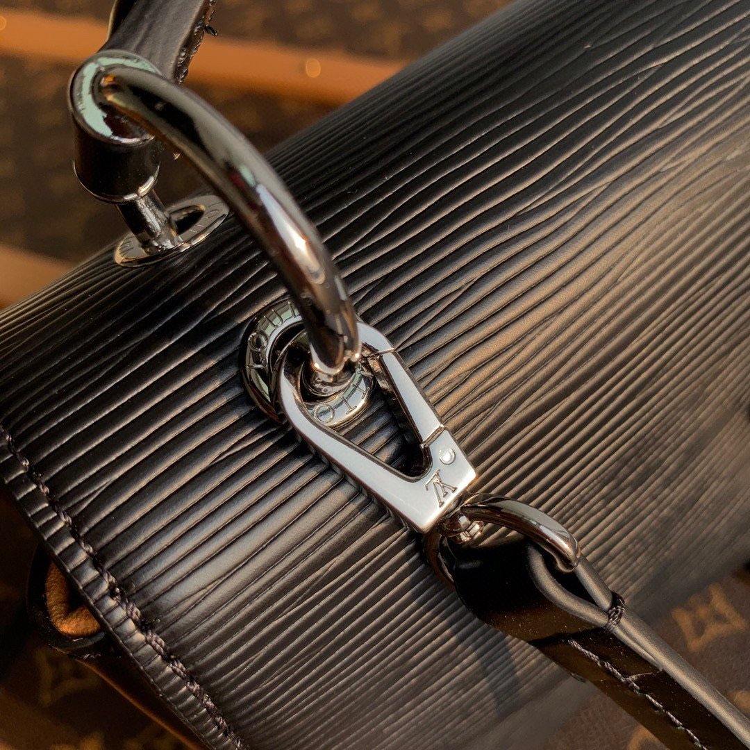 Louis Vuitton Pochette Grenelle Bag